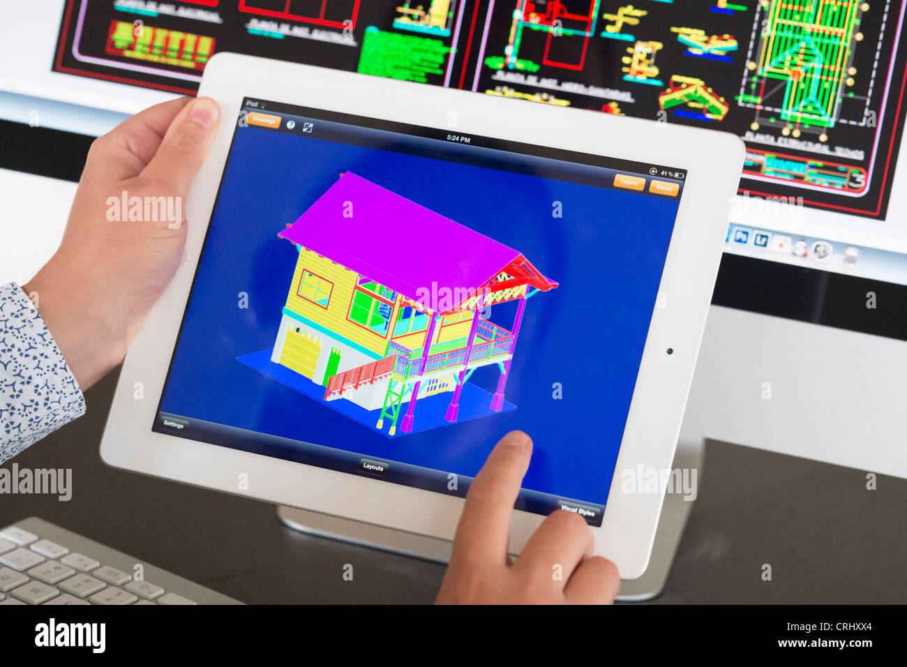 Arquitecto iPad mediante las aplicaciones de diseño asistido por ordenador CAD a modelo 3D Diseño de casa nueva Foto de stock