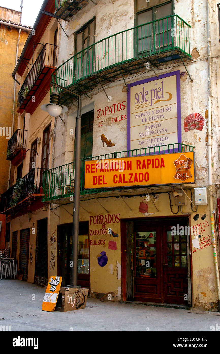 Zapatero en una calle del casco antiguo de la ciudad de Valencia, España,  Valencia Fotografía de stock - Alamy