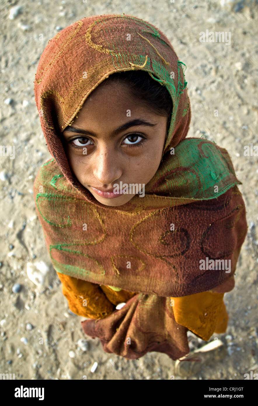 Joven chica musulmana vistiendo coloridos velo, Bandar-e Abbas, Irán Foto de stock