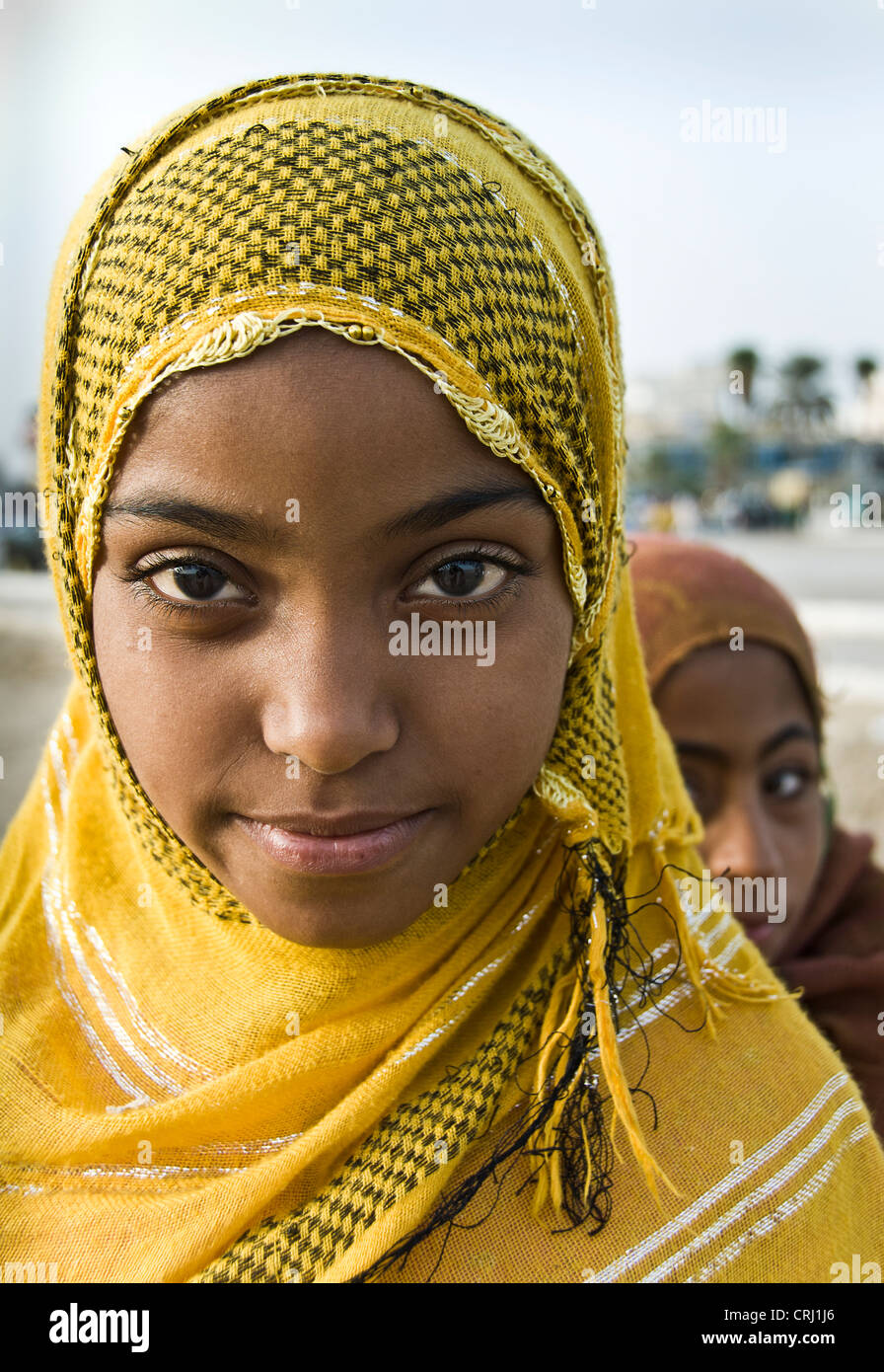 Joven chica musulmana vistiendo coloridos Hijab, Bandar-e Abbas, Irán Foto de stock