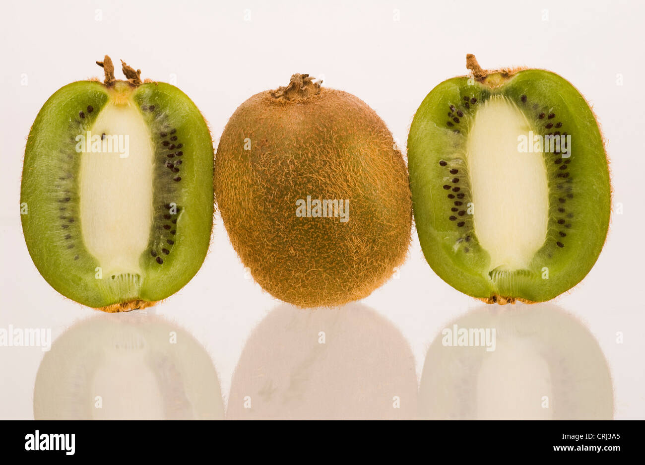Los kiwis en rodajas. El kiwi es una rica fuente de vitamina C y contiene vitaminas A y E. Foto de stock