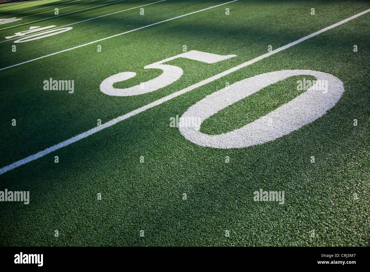 La línea de 50 yardas, el marcador en el estadio de fútbol americano. Foto de stock