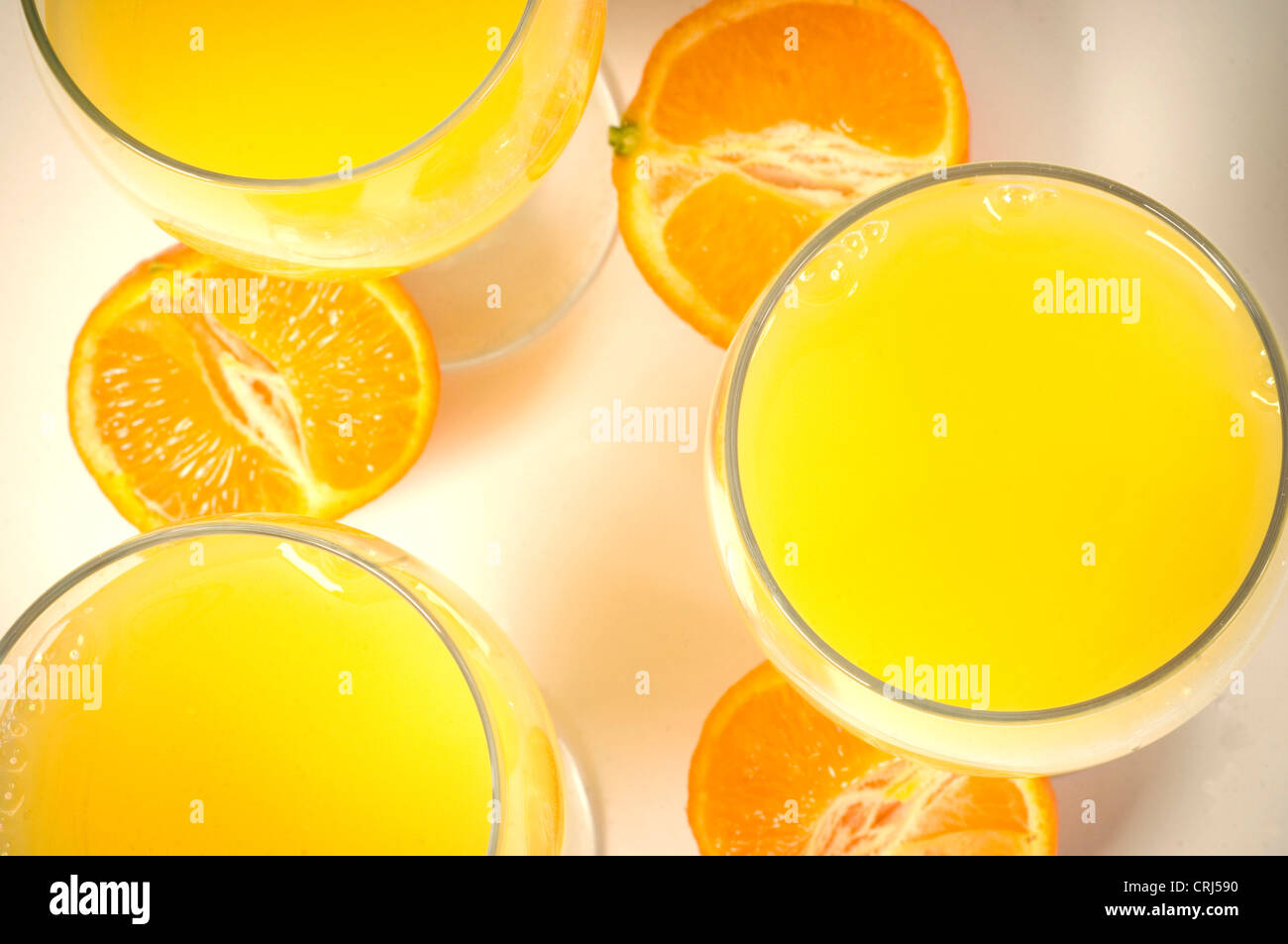 Ácido ascórbico Resfriado común beber ácido fólico vasos de vidrio de fruta saludable bebida zumo de naranja el escorbuto potasio Vitamina C Foto de stock