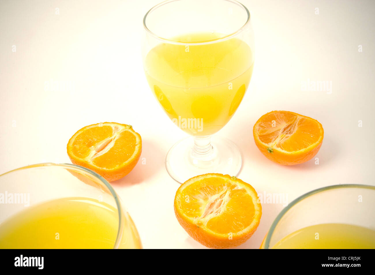 Ácido ascórbico Resfriado común beber ácido fólico vasos de vidrio sano beber jugo de naranja infección escorbuto potasio Vitamina C Foto de stock