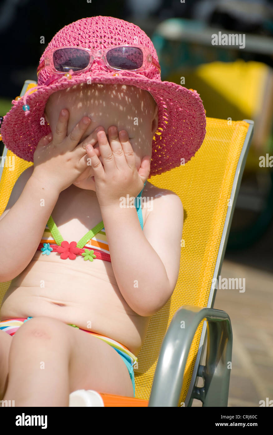 Niñas pequeñas en bikini fotografías e imágenes de alta resolución - Alamy