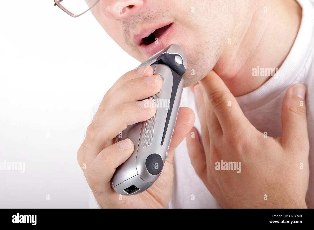 Hombre, afeitado en seco, afeitadoras eléctricas Foto de stock