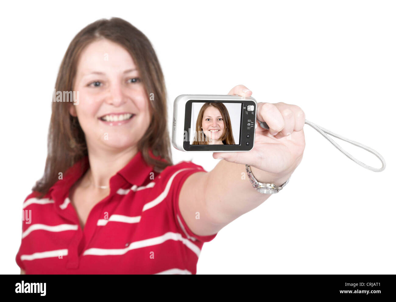 Junges Maedchen praesentiert Selbstportraet auf dem Mostrar ihrer Digitalkamera Foto de stock