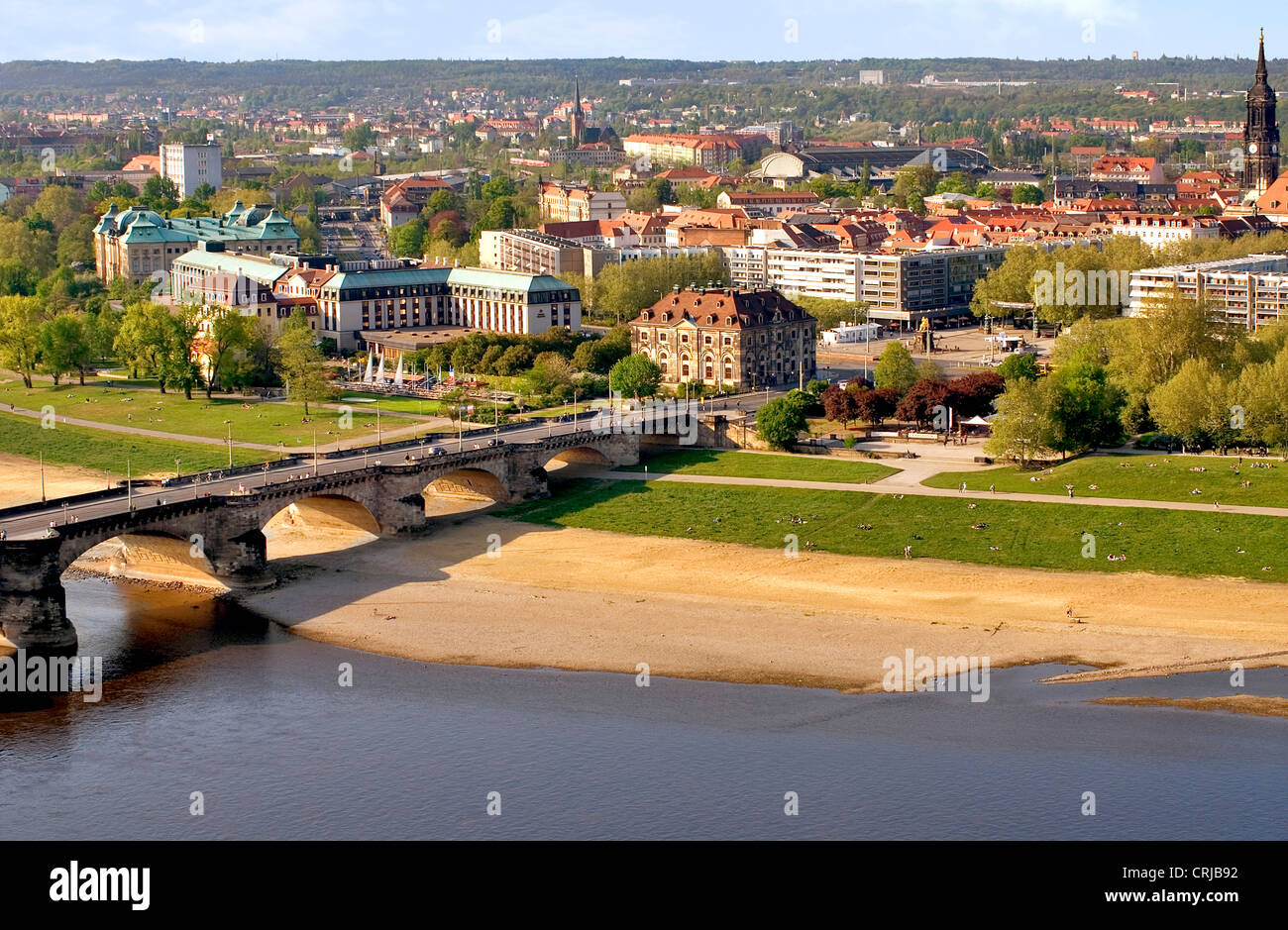 Elba y nueva de la ciudad de Dresde, Agosto, puente Augustbruecke, Alemania, en el Estado federado de Sajonia, Dresden Foto de stock