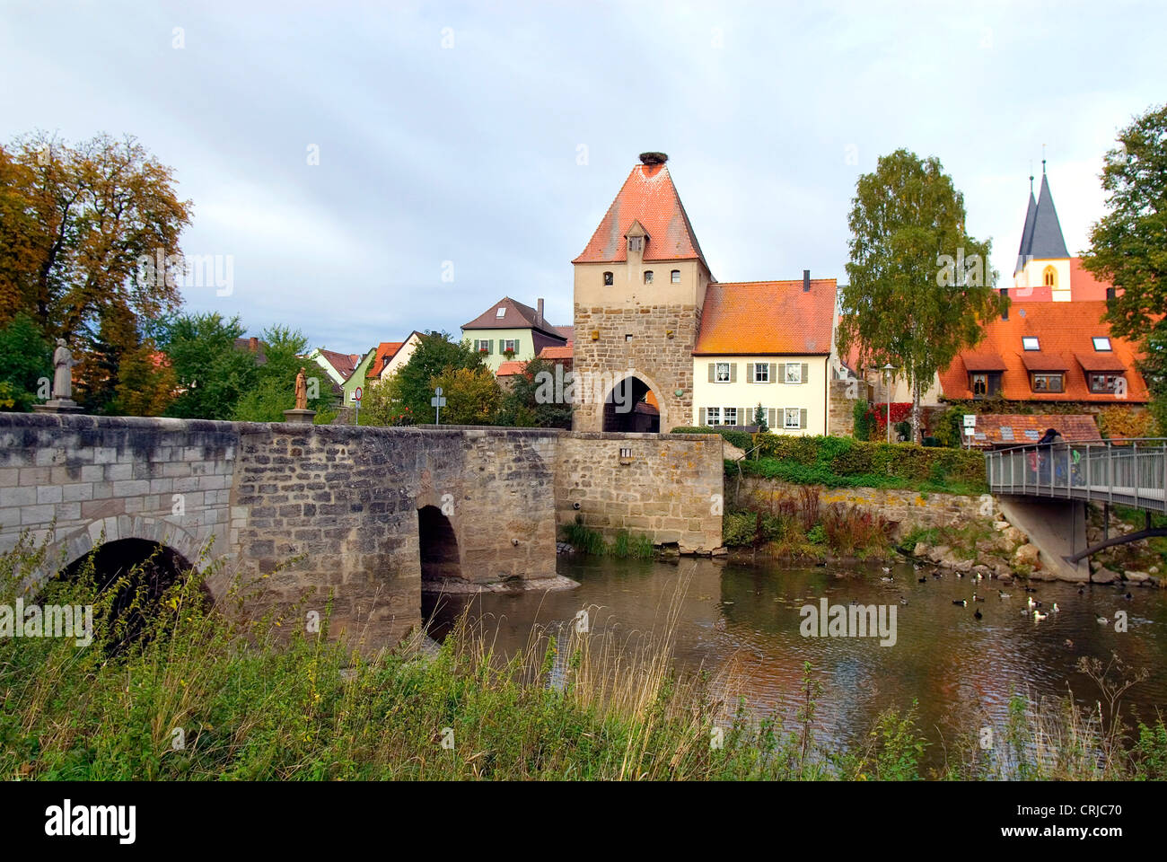 Puente tradicional en la entrada del pueblo de Herrieden, Alemania, Baviera, Franconia central, Mittelfranken Foto de stock