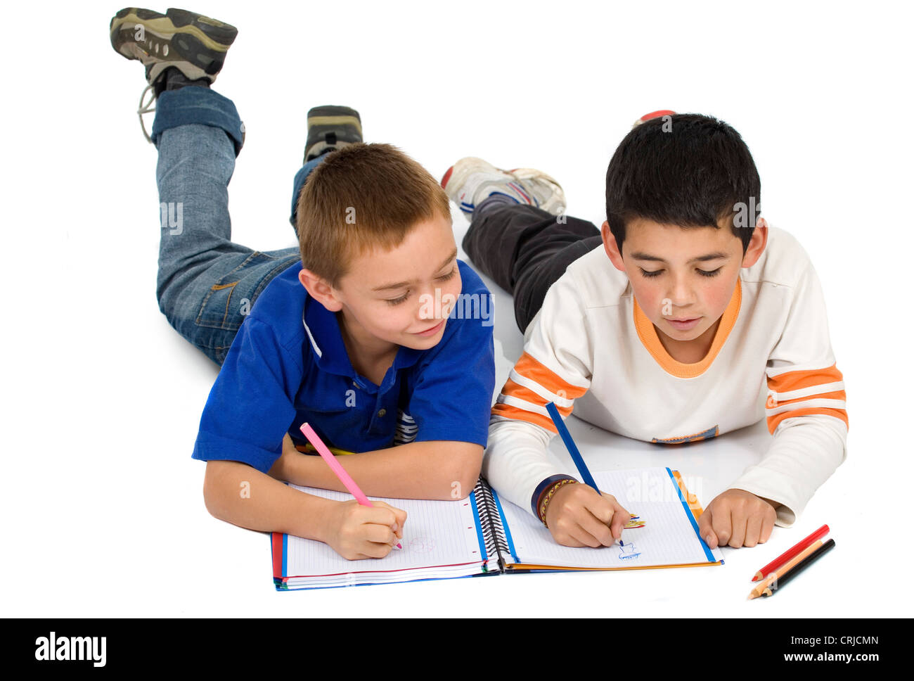 Largo Inconcebible Regularidad Un cuaderno de dibujo para niños en el suelo haciendo los deberes juntos  Fotografía de stock - Alamy