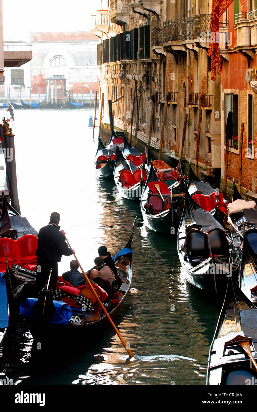Canal con góndolas, partiendo con turistas, Italia, Venecia Foto de stock