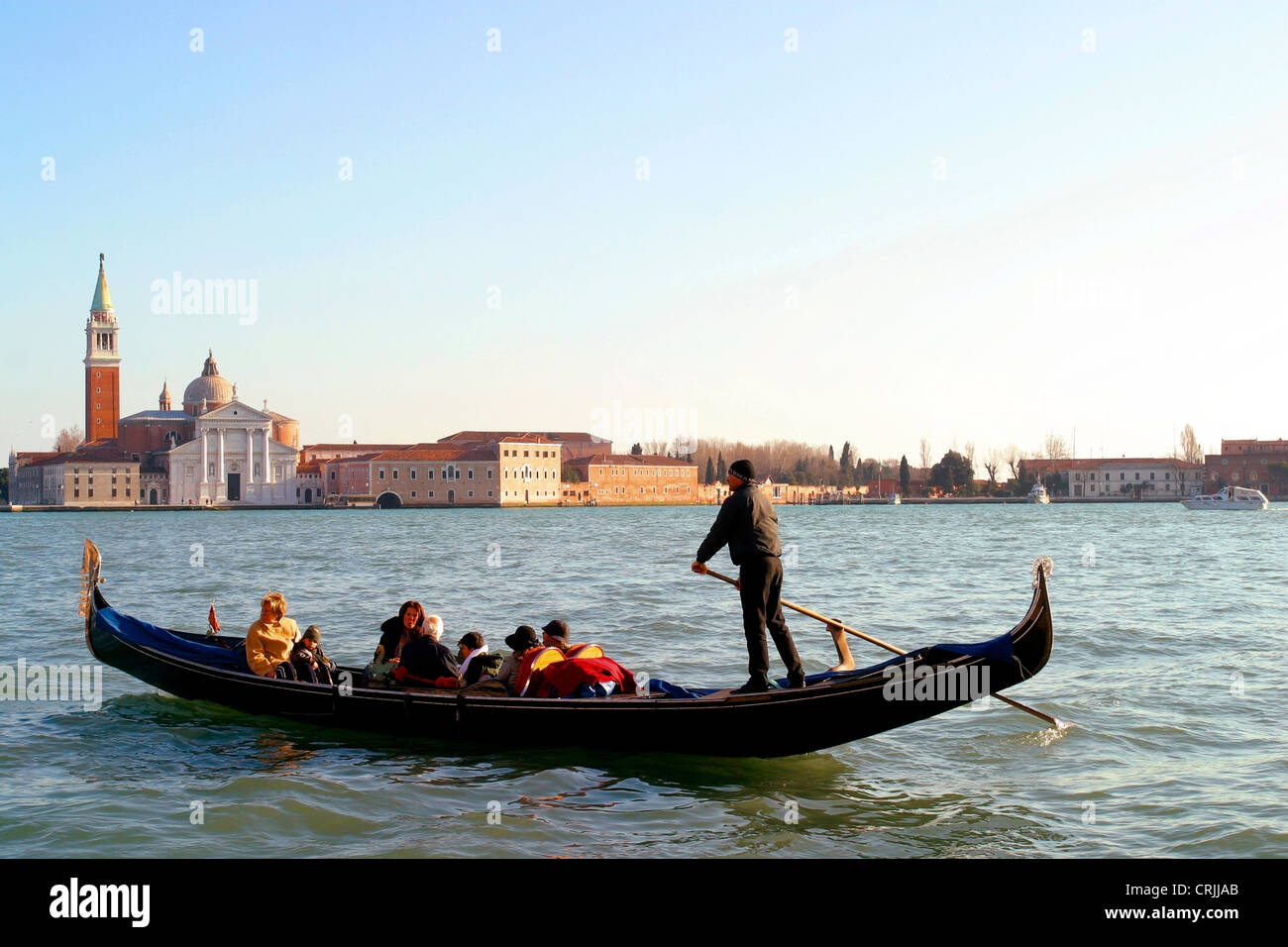 Canal con góndolas, partiendo con turistas, el Campanile en el fondo, Italia, Venecia Foto de stock
