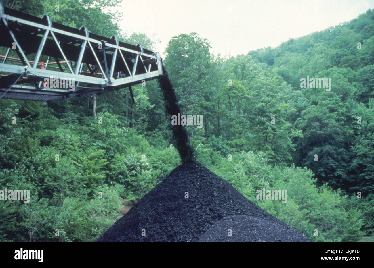Cinta transportadora de la minería del carbón y el montón de carbón en West Virginia Foto de stock