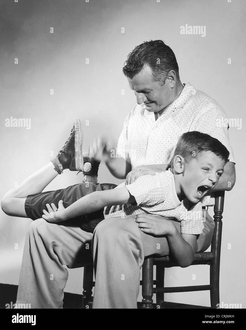 Padre Spanks Naughty Hijo Fotografía De Stock Alamy