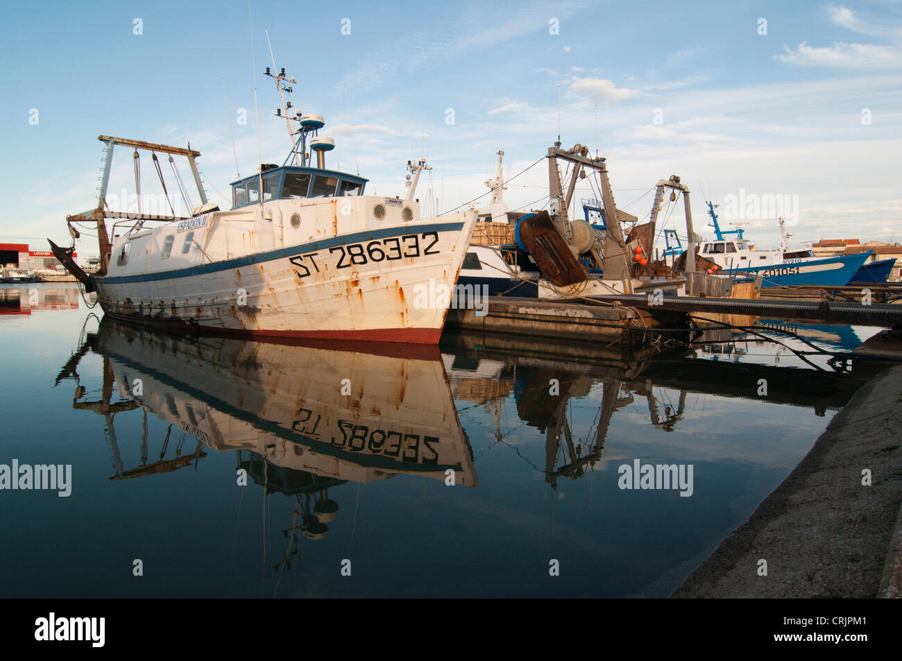 La pesca de arrastre en el puerto, Francia, Languedoc-Roussillon, Camargue, Le Grau-du-Roi Foto de stock
