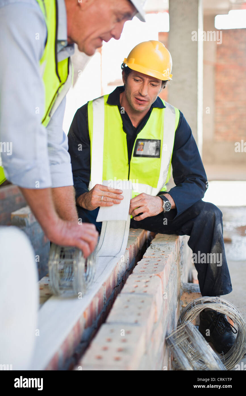 Trabajador de la construcción en el sitio de construcción Foto de stock