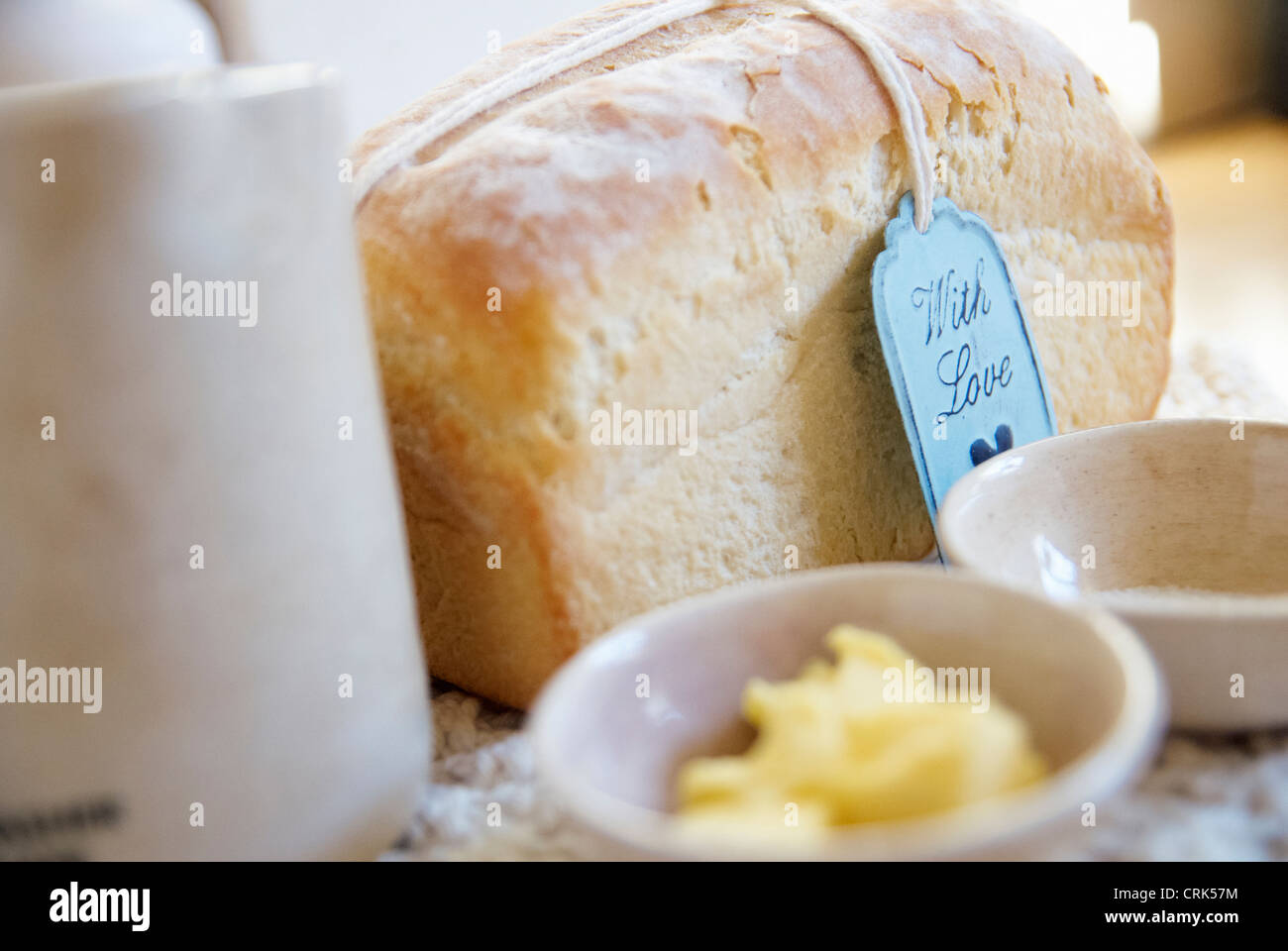 Barra de pan con mantequilla y sal Foto de stock