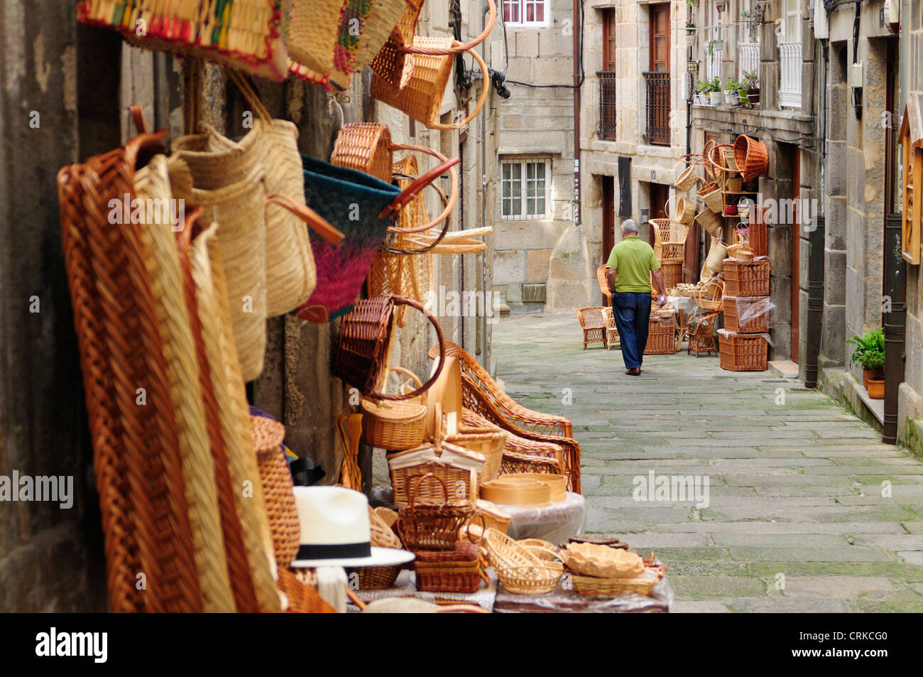 Tradicional en la Rua Cesteiros cestos de mimbre. El centro de Vigo, en  Galicia, España Fotografía de stock - Alamy