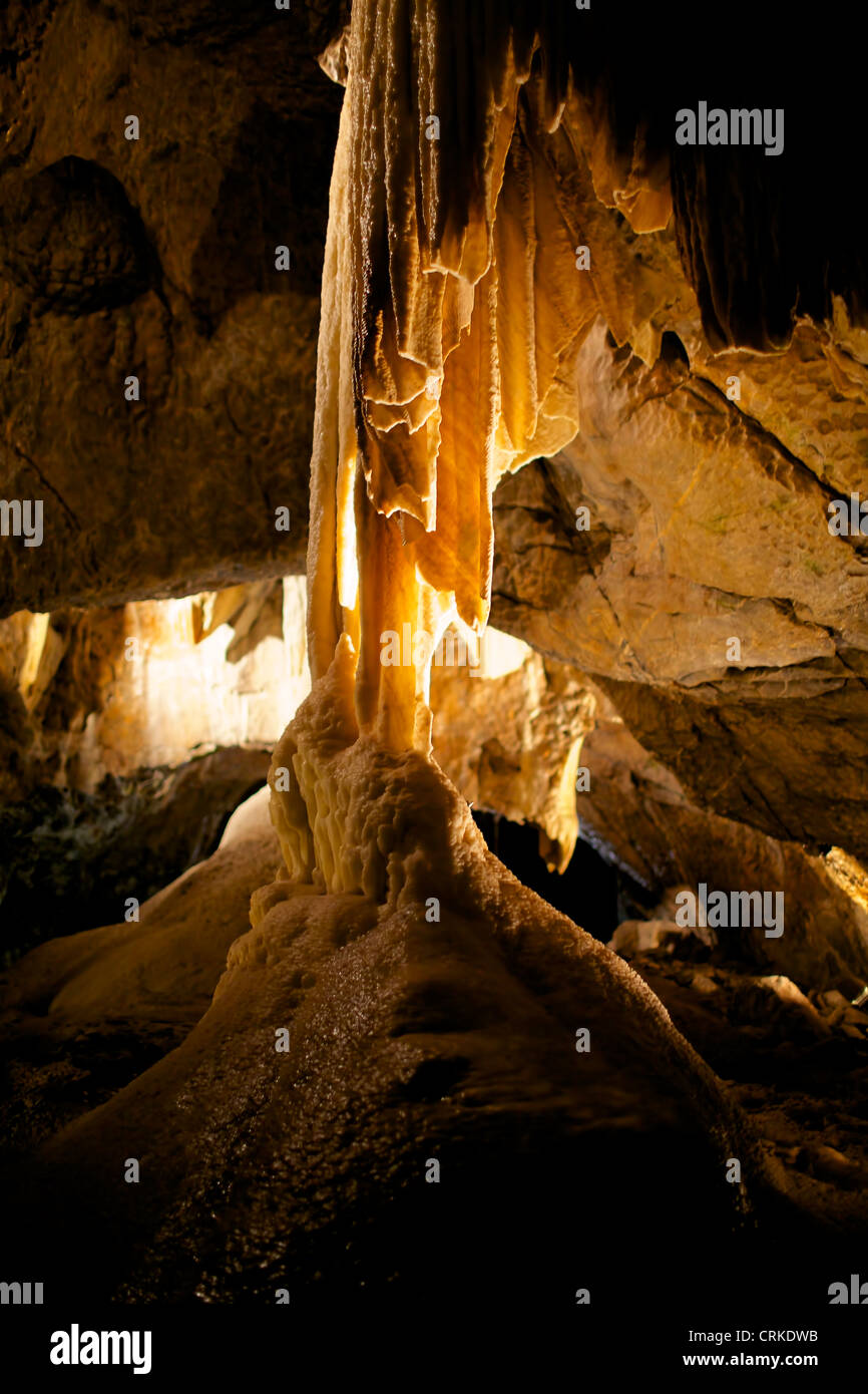 Estalactitas, estalagmitas y formas de sinterización en la cueva Punkava, Karst de Moravia, República Checa Foto de stock