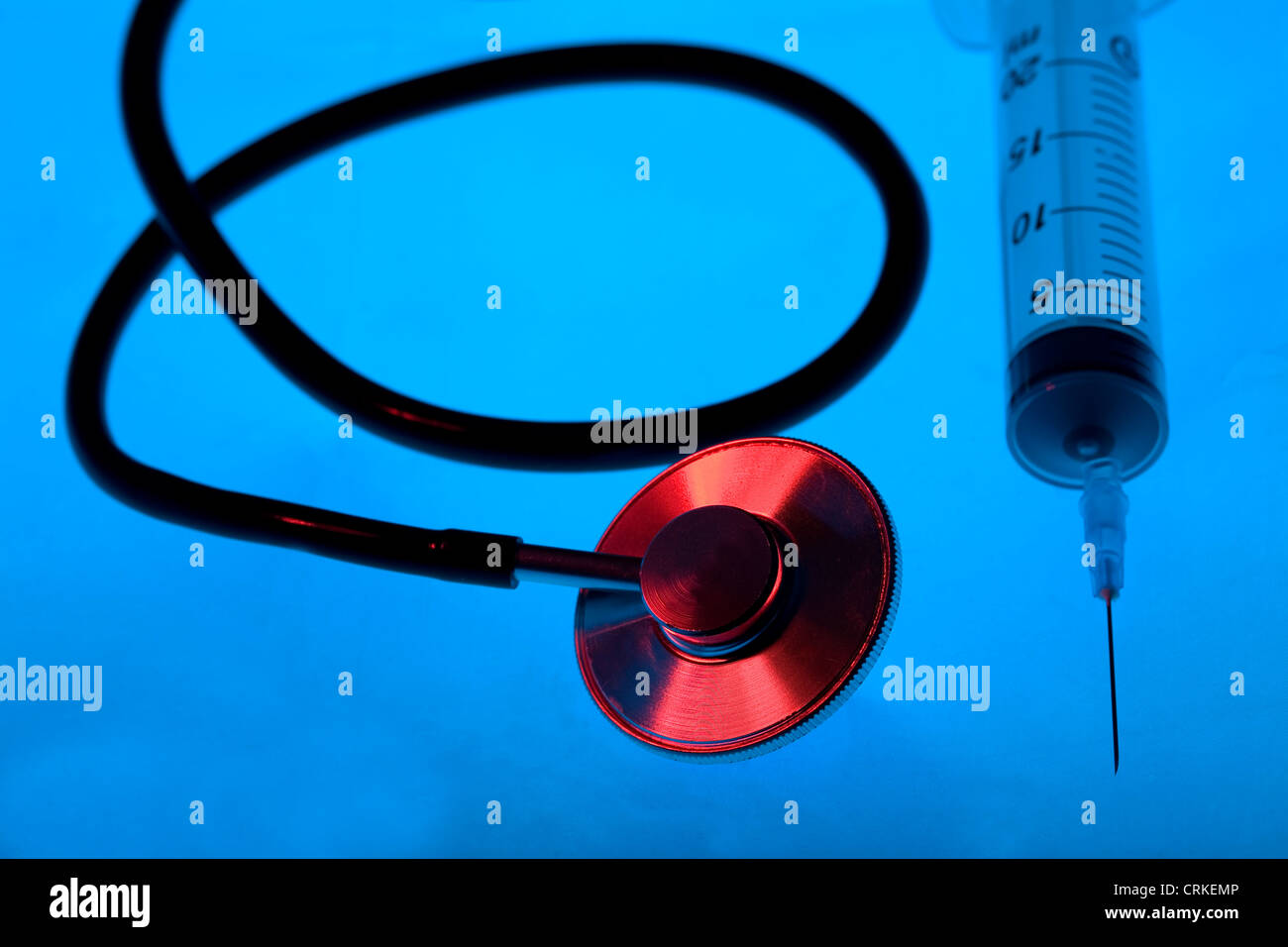 Estetoscopio, se utiliza para escuchar los sonidos dentro del cuerpo. Es  más comúnmente utilizado para escuchar el corazón, los pulmones y el tórax  Fotografía de stock - Alamy
