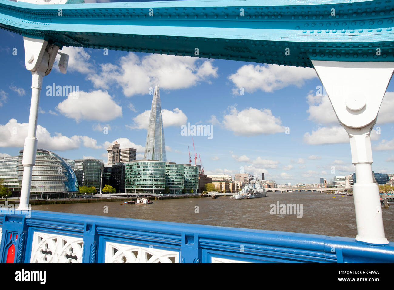 El Tower Bridge y el Shard en Londres, Reino Unido. El Shard en 310m o más de 1000 pies de altura, es el edificio más alto de Europa. Foto de stock