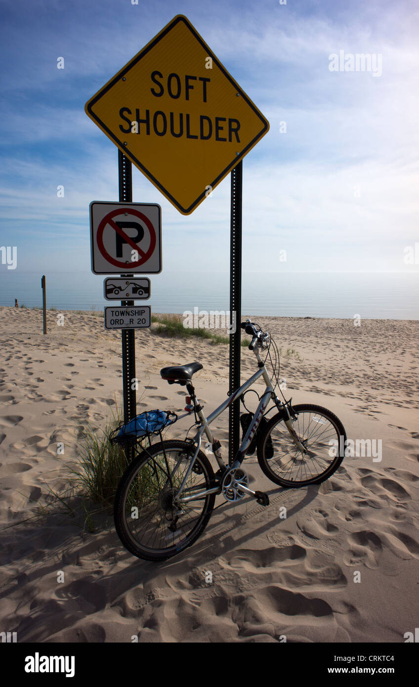 Bicicleta atados y bloqueado para señales de tráfico en la playa en el Lago Michigan cerca de Duck Lake State Park, Michigan, Estados Unidos. Foto de stock