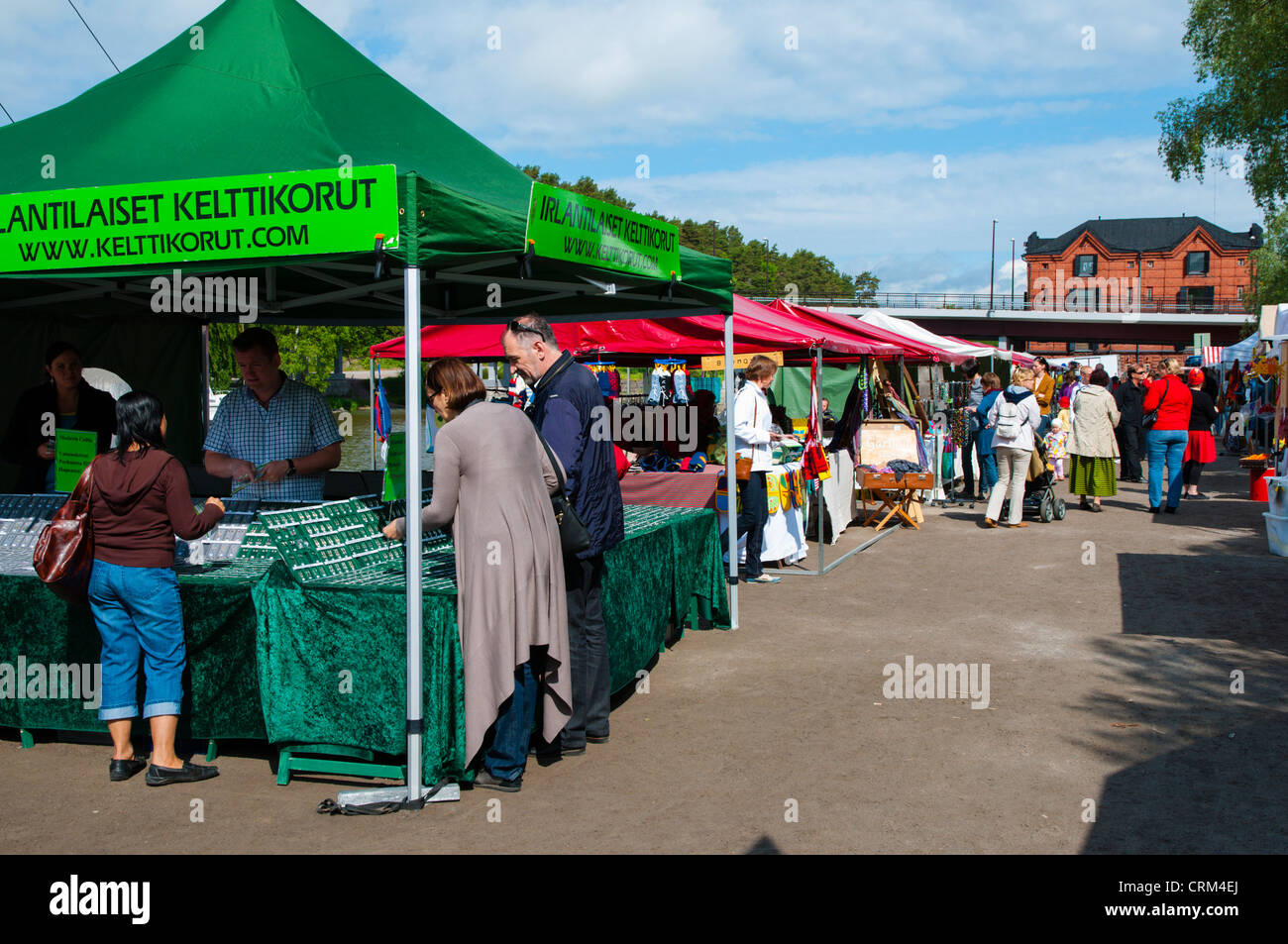 El mercado de los domingos de verano a lo largo de la calle Jokikatu Porvoo central provincia de Uusimaa Finlandia Europa del norte Foto de stock