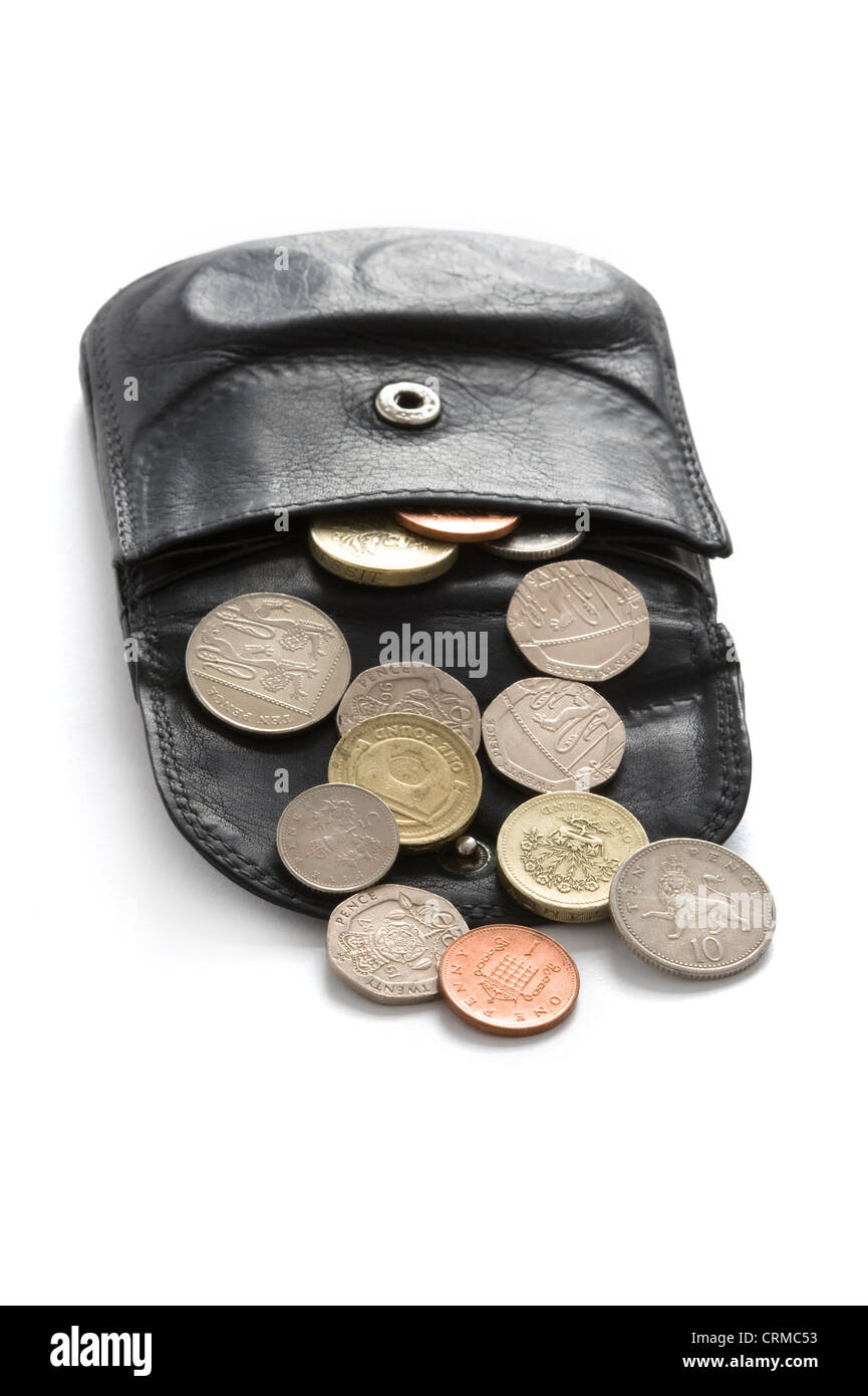 Abrir cartera o monedero con sterling monedas aislado en blanco Foto de stock