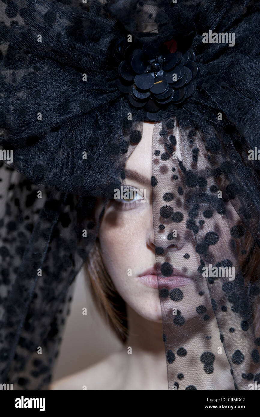 Close-up retrato de una joven mujer vistiendo velo negro Foto de stock