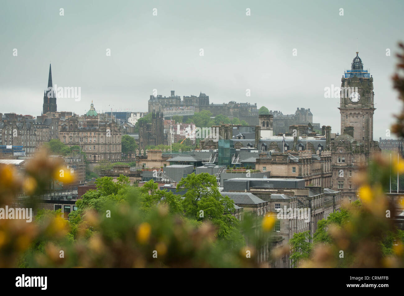 Edimburgo skyline tomada desde Calton Hill con el castillo real en el fondo en Edimburgo, Escocia Foto de stock