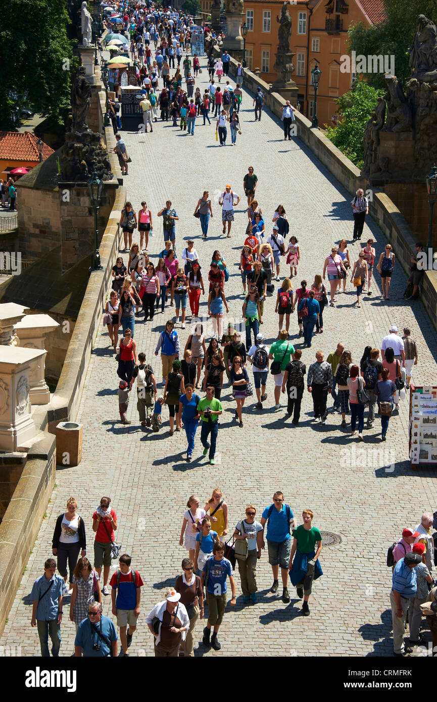 Los turistas en el Puente de Carlos, Praga, República Checa Foto de stock