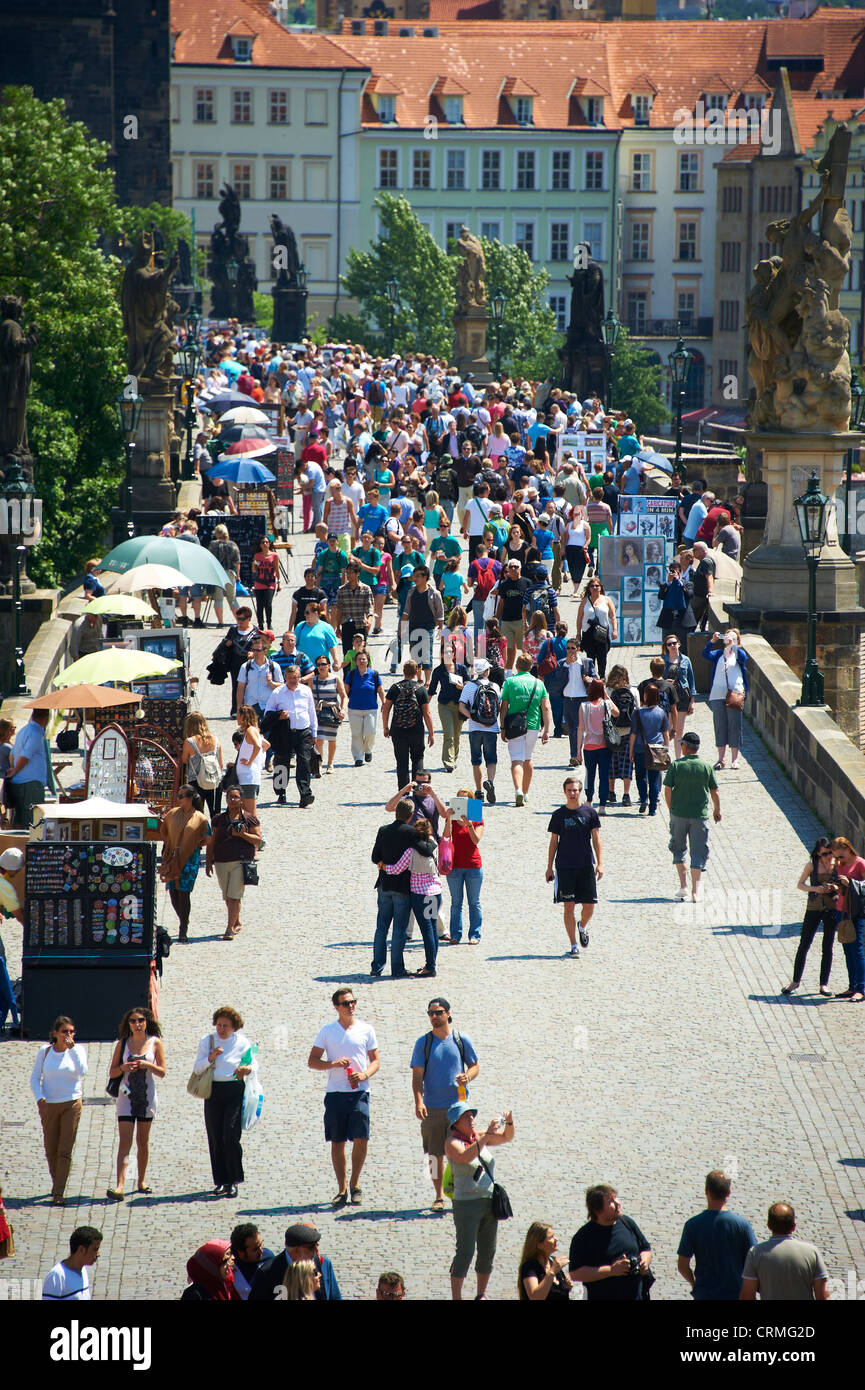 Los turistas en el Puente de Carlos, Praga, República Checa Foto de stock