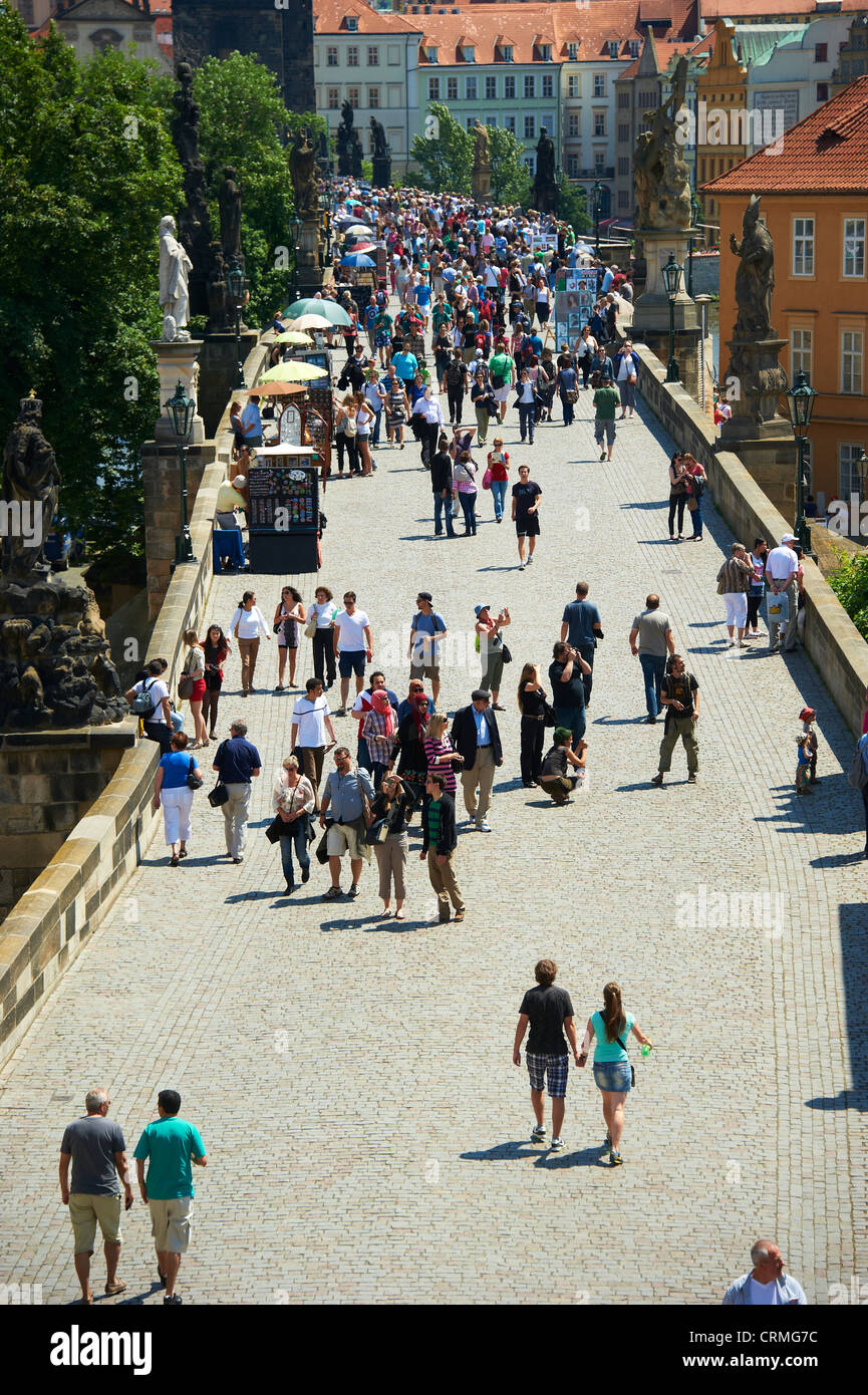 Los turistas en el Puente de Carlos, Praga, República Checa Foto de stock