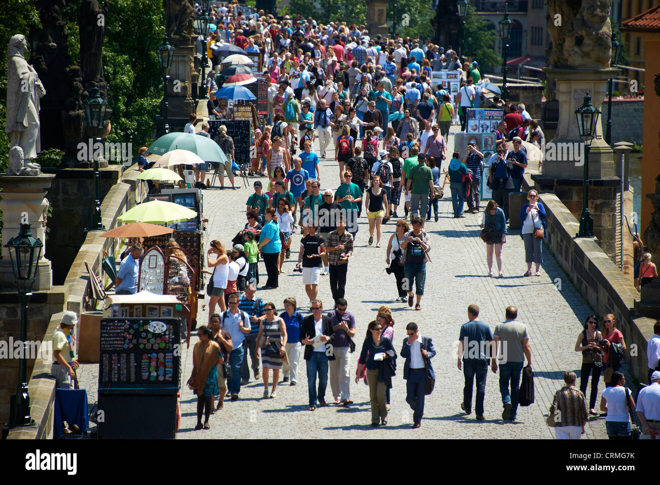 Los turistas en el Puente de Carlos, Praga, República Checa Foto de stock