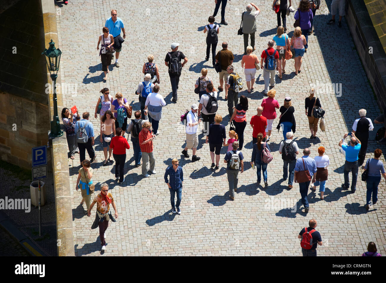 Los turistas en el Puente de Carlos, Praga, República Checa Foto de stock