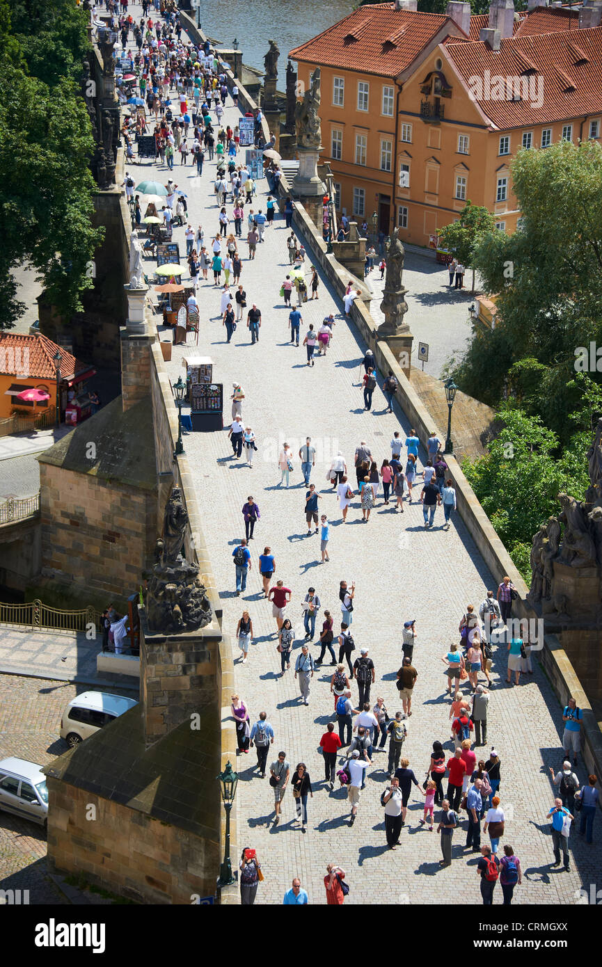 Los turistas en el Puente de Carlos, Praga, República Checa Foto de stock