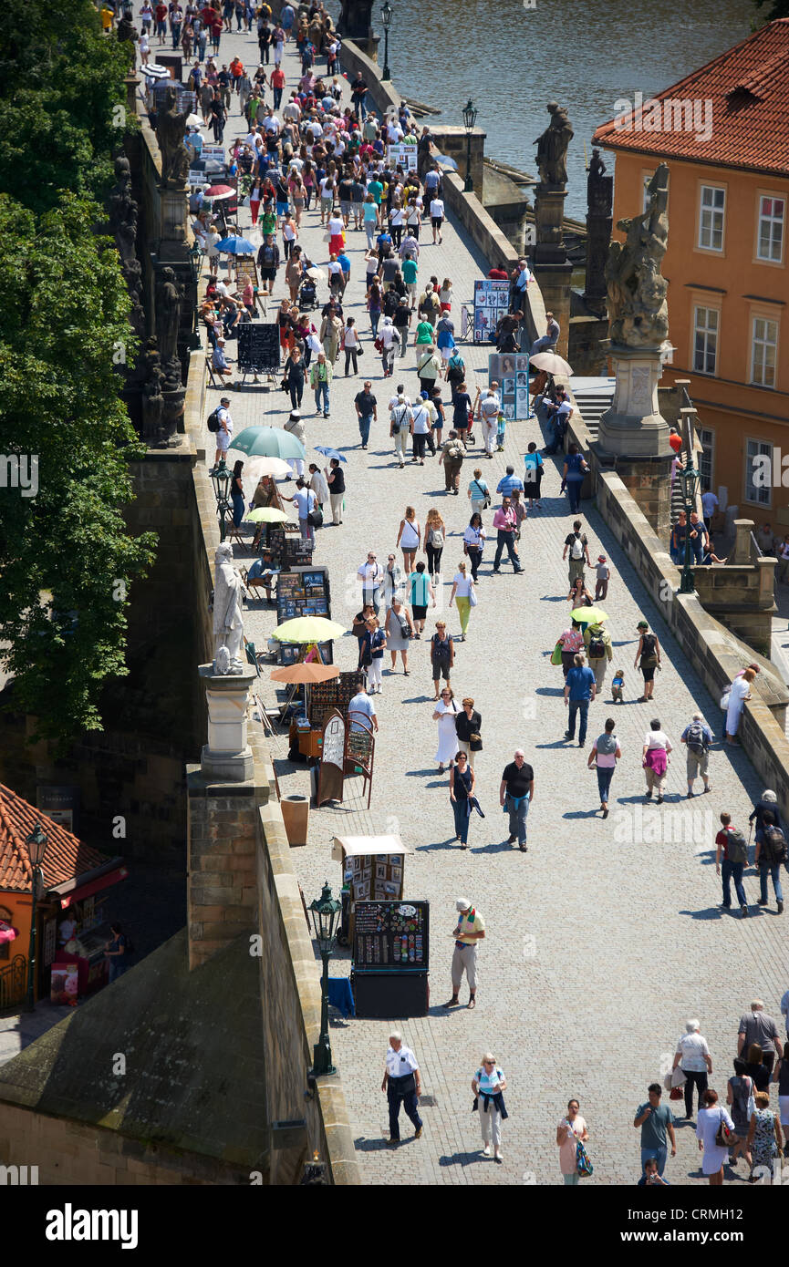 Los turistas en el Puente de Carlos, Praga, República Checa Foto de stock