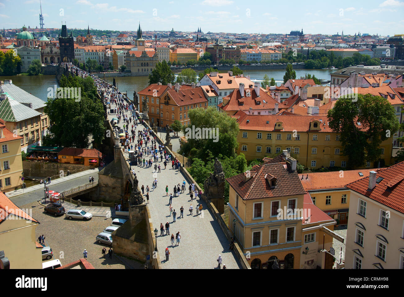 Los turistas en el Puente de Carlos, Praga, República Checa Foto de stock