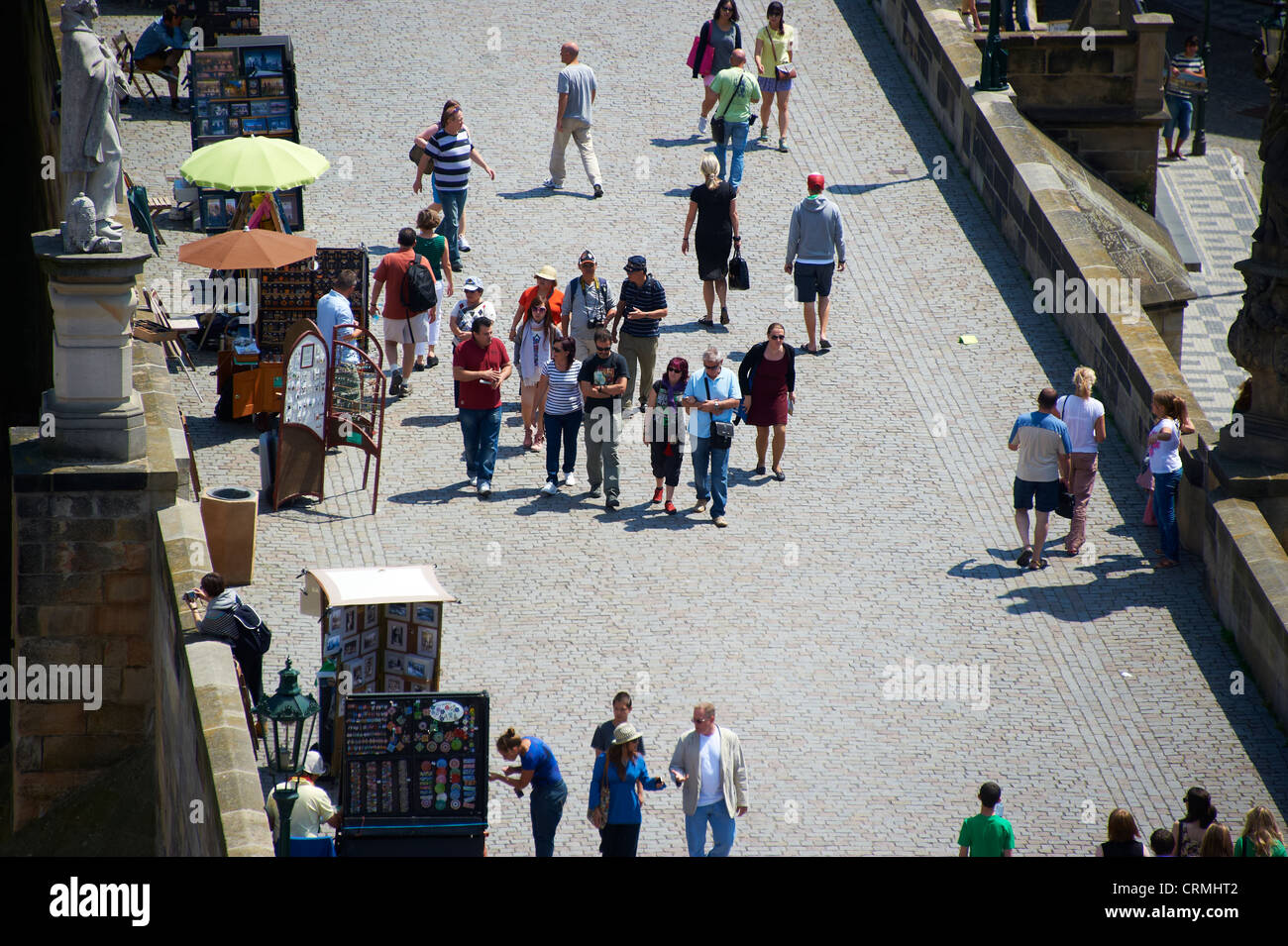 Los turistas en el Puente de Carlos, Praga, República Checa Foto de stock