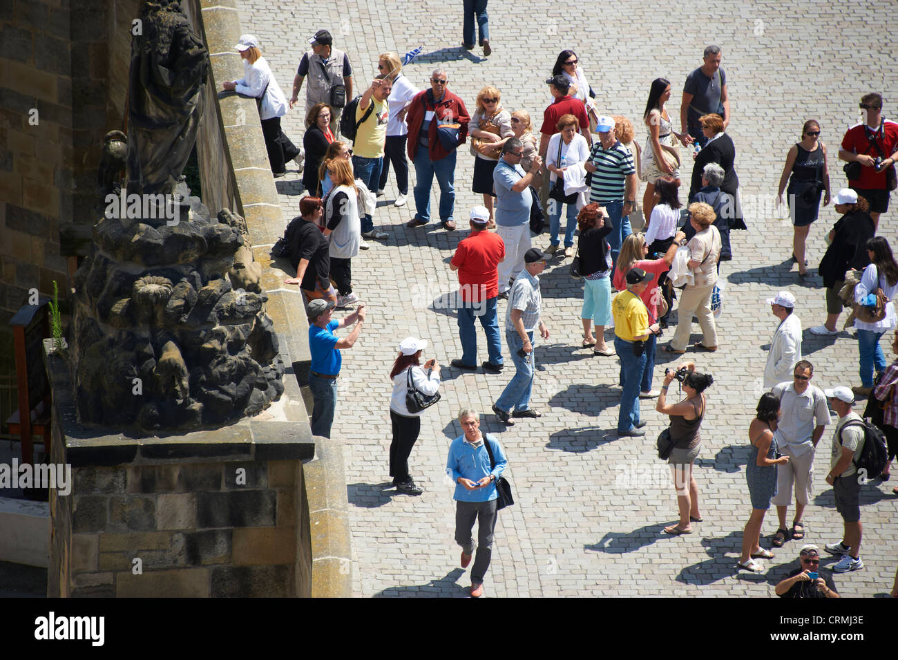 Los turistas en el Puente de Carlos, Praga, República Checa Foto de stock