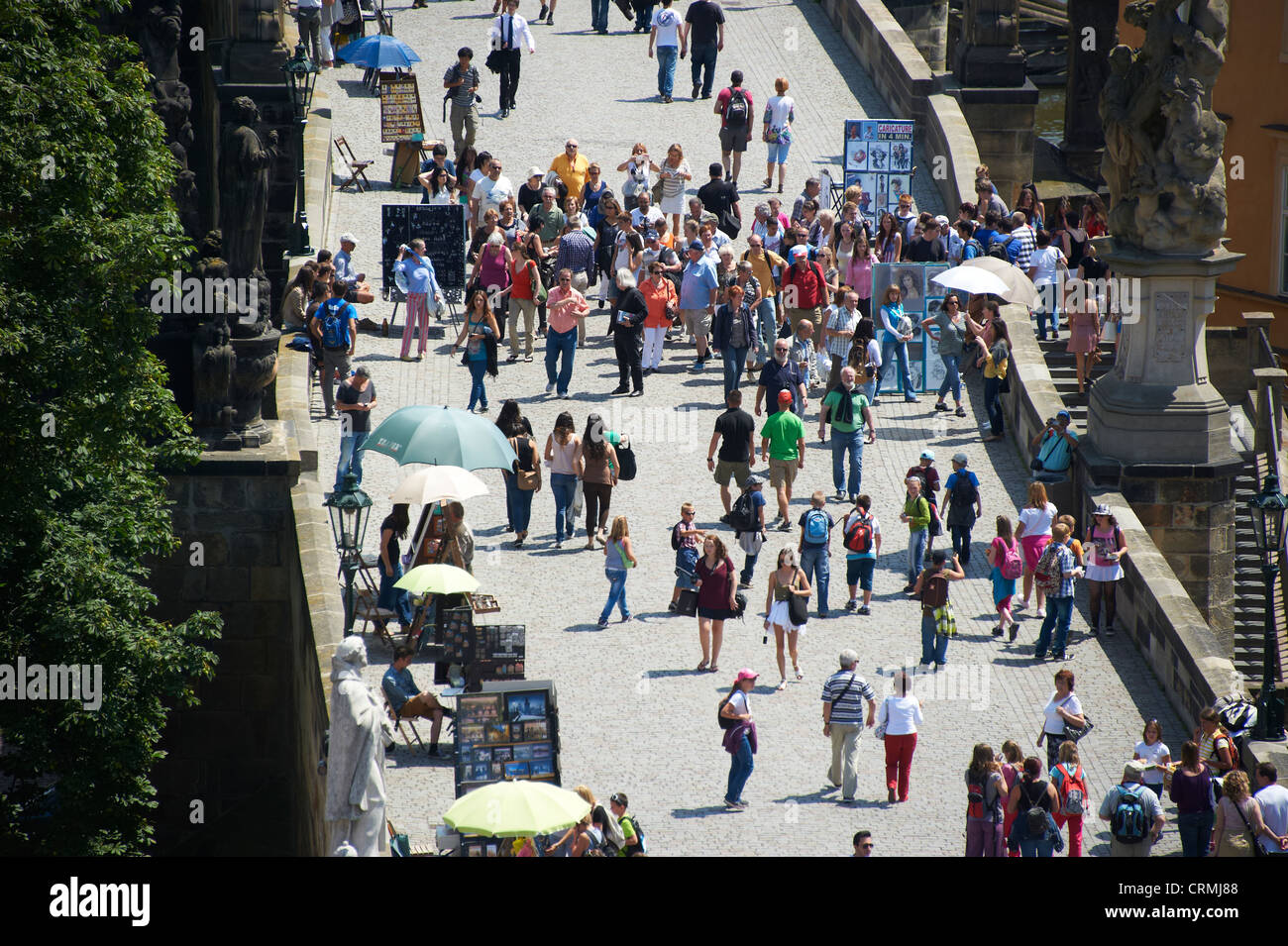 Los turistas en el Puente de Carlos, Praga, República Checa Foto de stock