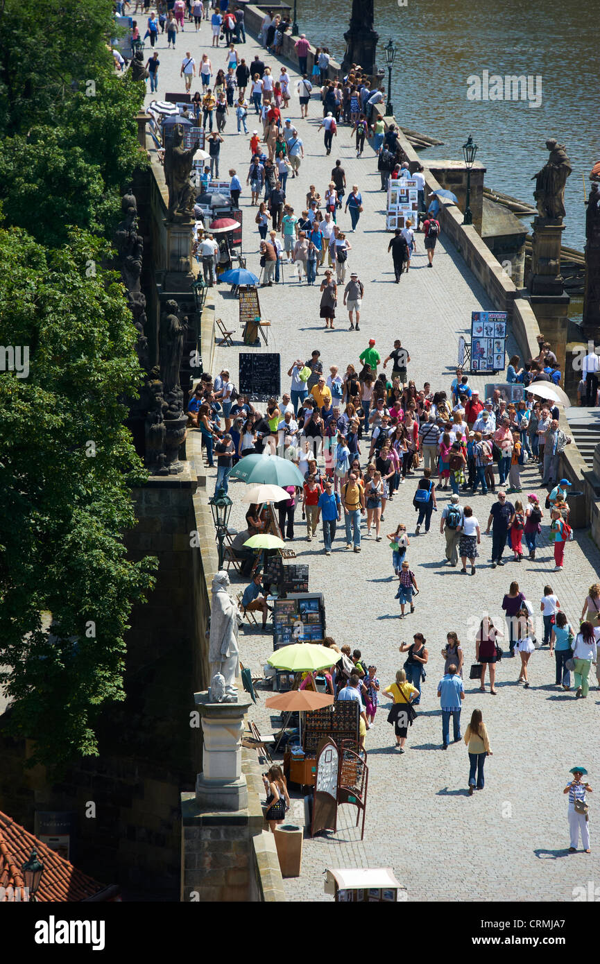 Los turistas en el Puente de Carlos, Praga, República Checa Foto de stock