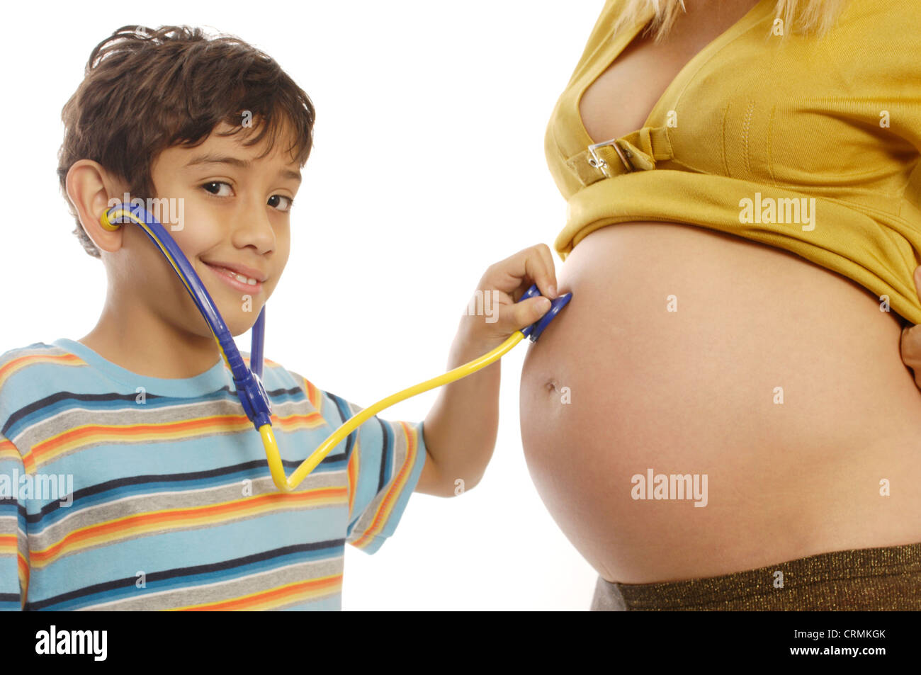 Un joven fingiendo escuchar a sus madres embarazadas' el estómago con un  estetoscopio de juguete Fotografía de stock - Alamy