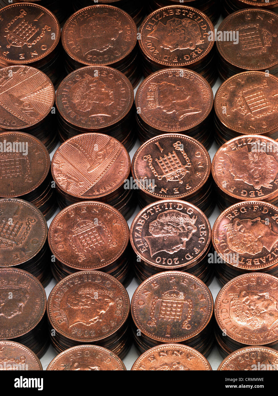 Prolijas pilas de British centavos Foto de stock