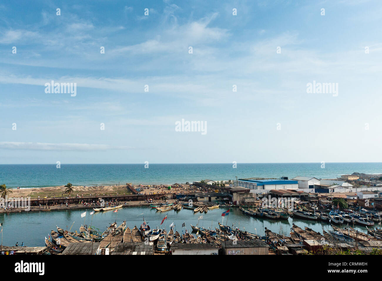 Vista del puerto pesquero de Elmina, aproximadamente a 130 km al oeste de la capital de Ghana, Accra, el jueves 9 de abril de 2009. Foto de stock