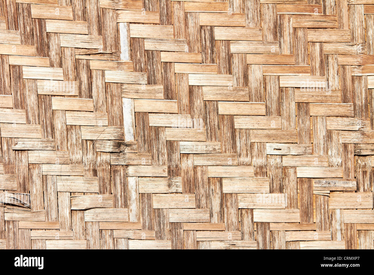 Detalle de la estera, tejida con paja de hoja de palma natural,  entrelazada, según la tradición indígena en Brasil Fotografía de stock -  Alamy