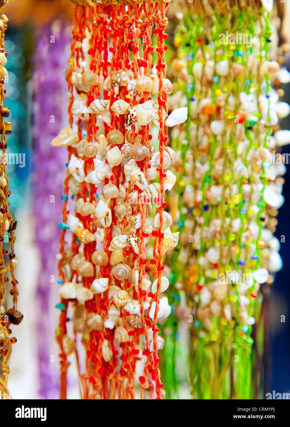 El caracol de y shell collares coloridos souvenirs artesanales Fotografía de stock -