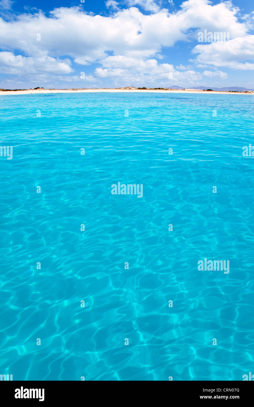 La isla balear de Formentera playa Llevant de Levante ver desde el mar Foto de stock