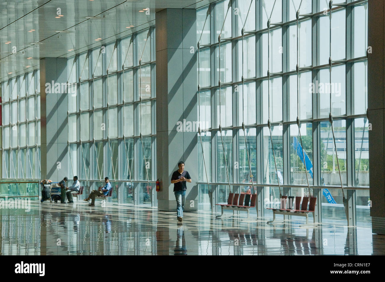 Vestíbulo-atrio de vidrio interior de nuevo y moderno terminal del aeropuerto Changi de Singapur en el sudeste de Asia Foto de stock