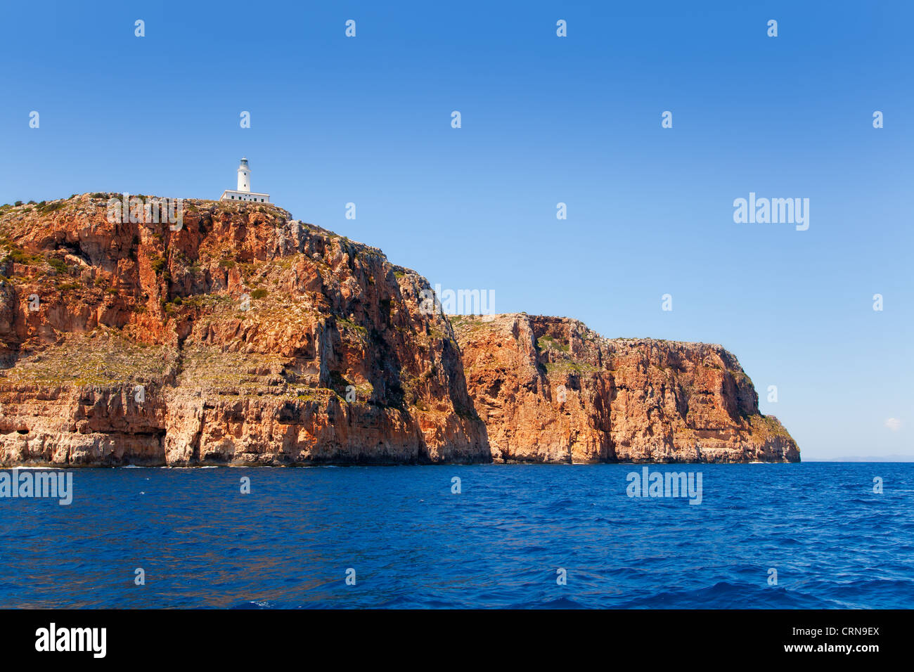 Faro de la Mola de Formentera faro vista desde el mar Foto de stock